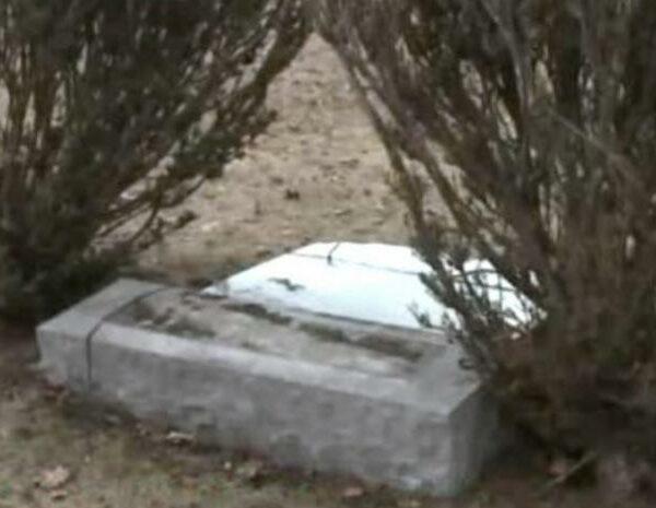 Muere aplastado por la lápida de su suegra